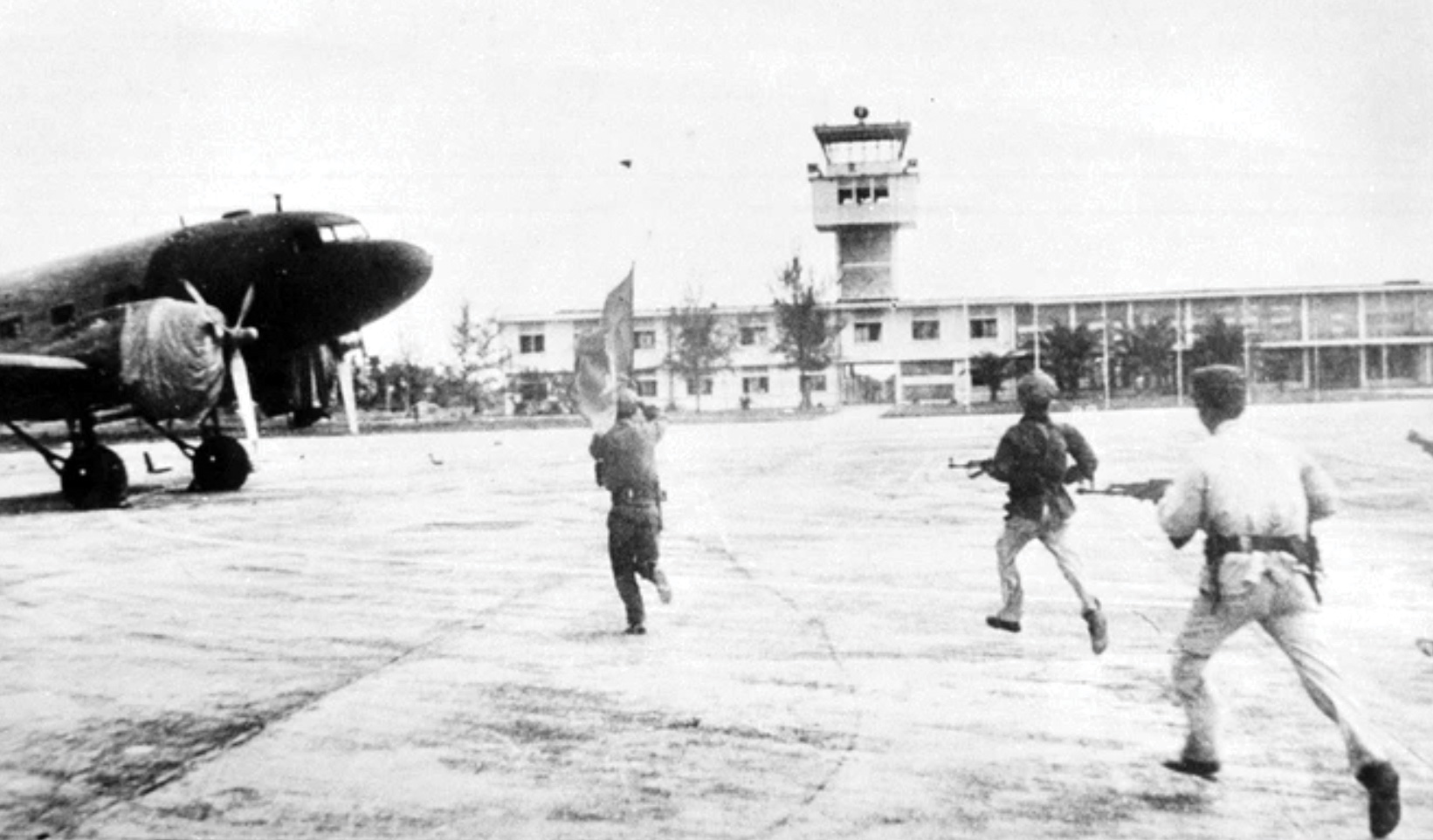 Ngày 7/1/1979, lực lượng vũ trang cách mạng Campuchia cùng Quân tình nguyện Việt Nam tiến vào giải phóng sân bay Pochentong (nay là sân bay quốc tế Phnom Penh)