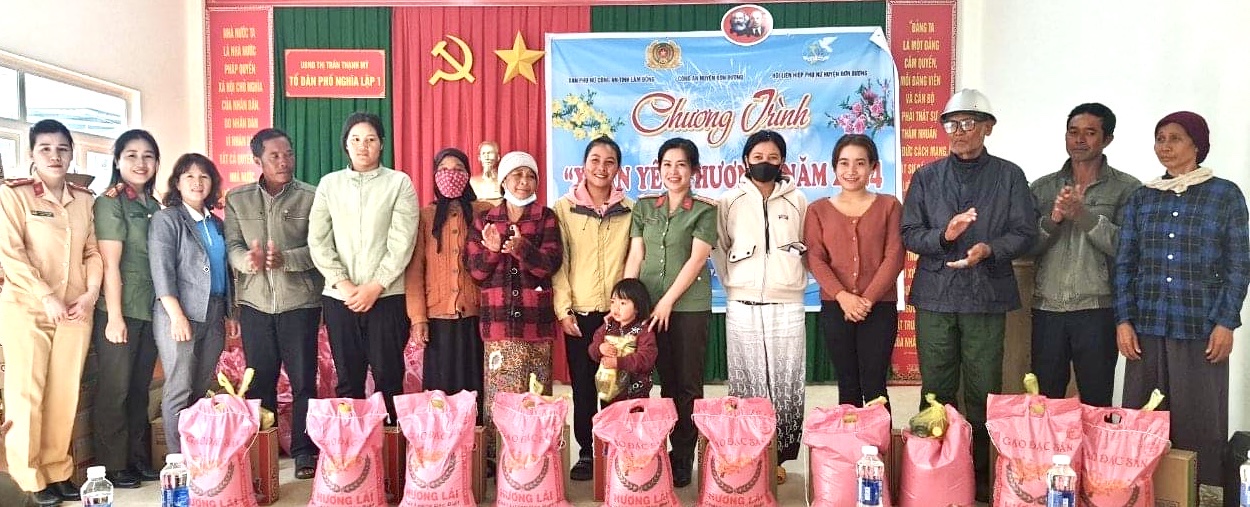 Tặng quà Tết và thẻ bảo hiểm y tế cho hội viên phụ nữ DTTS huyện Đơn Dương