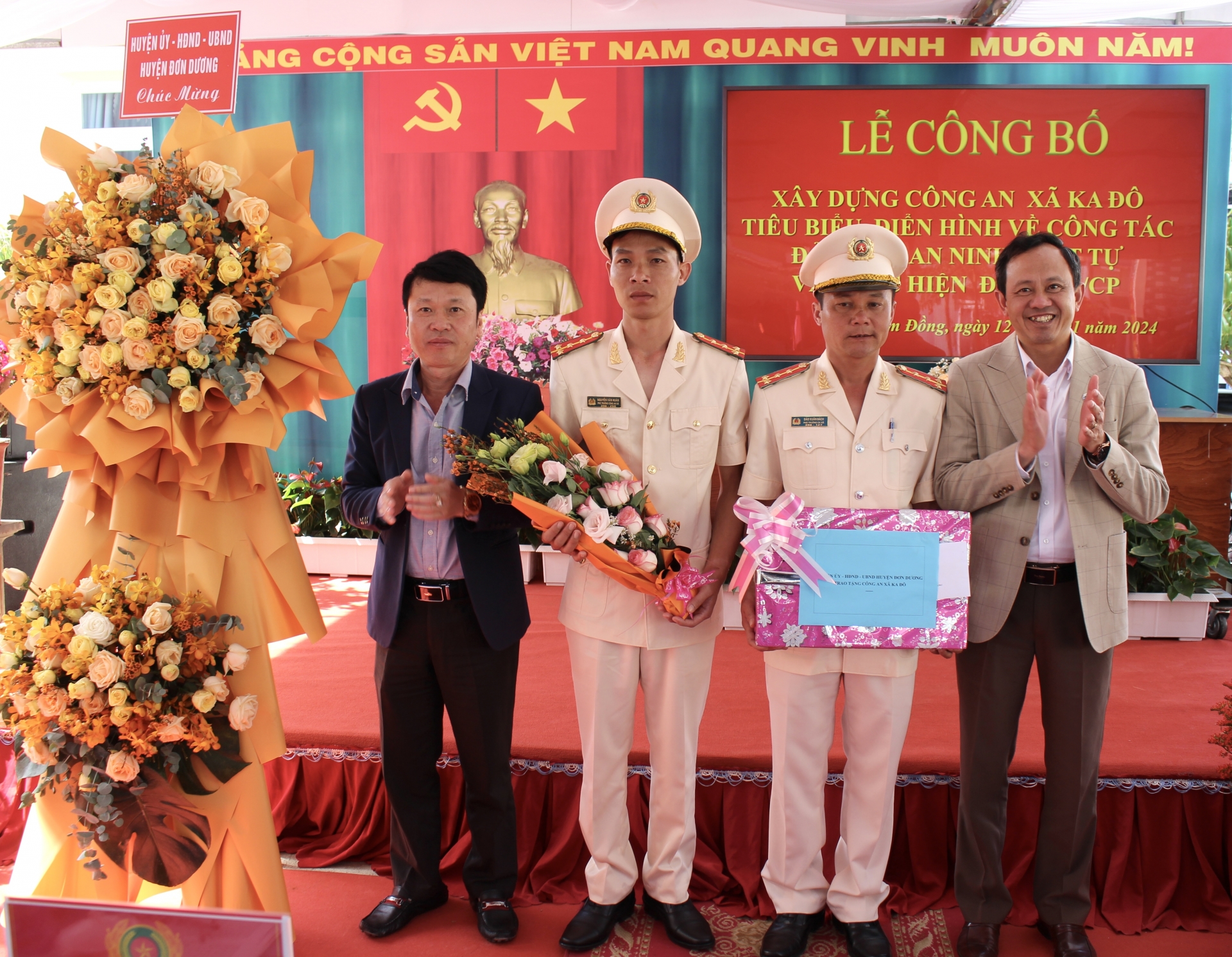 Bí thư Huyện ủy, Phó Chủ tịch UBND huyện Đơn Dương trao tặng qua chúc mừng Công an xã Ka Đô