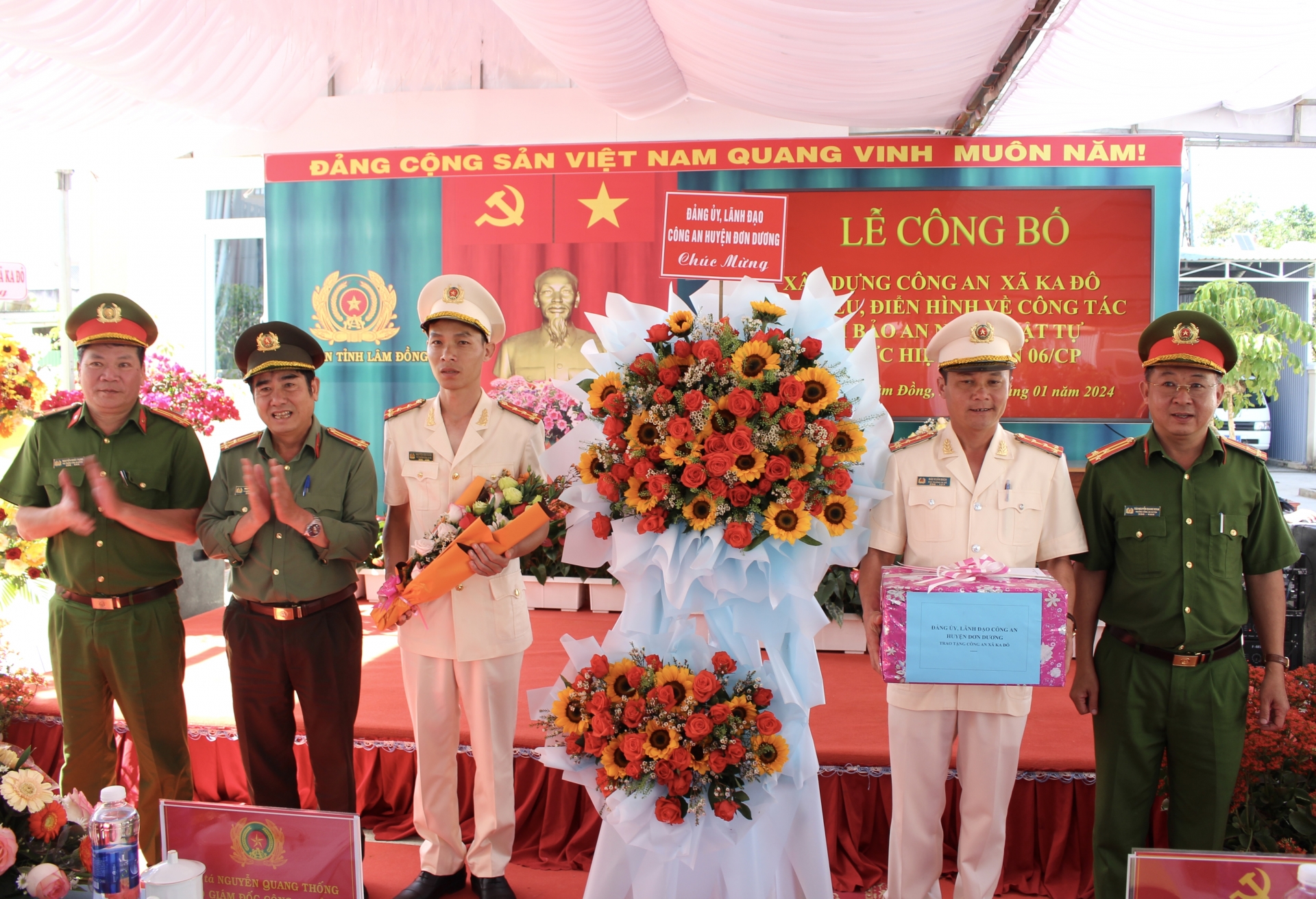 Lãnh đạo Công an huyện Đơn Dương tặng hoa chúc mừng xã Ka Đô