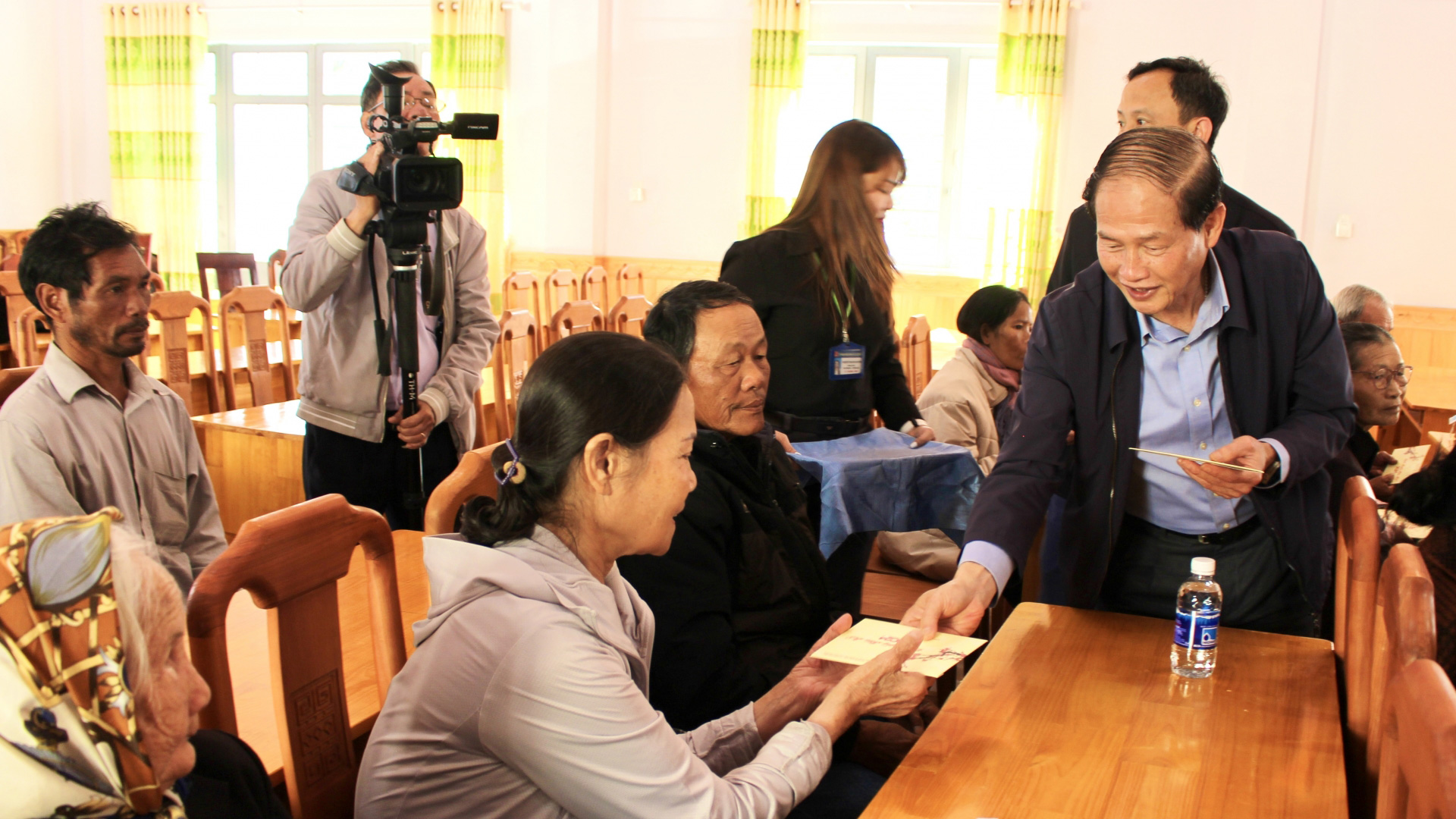 Đồng chí Nguyễn Trọng Ánh Đông - Ủy viên Ban Thường vụ, Trưởng Ban Tổ chức Tỉnh ủy tặng quà các gia đình có hoàn cảnh khó khăn tại xã Lạc Xuân