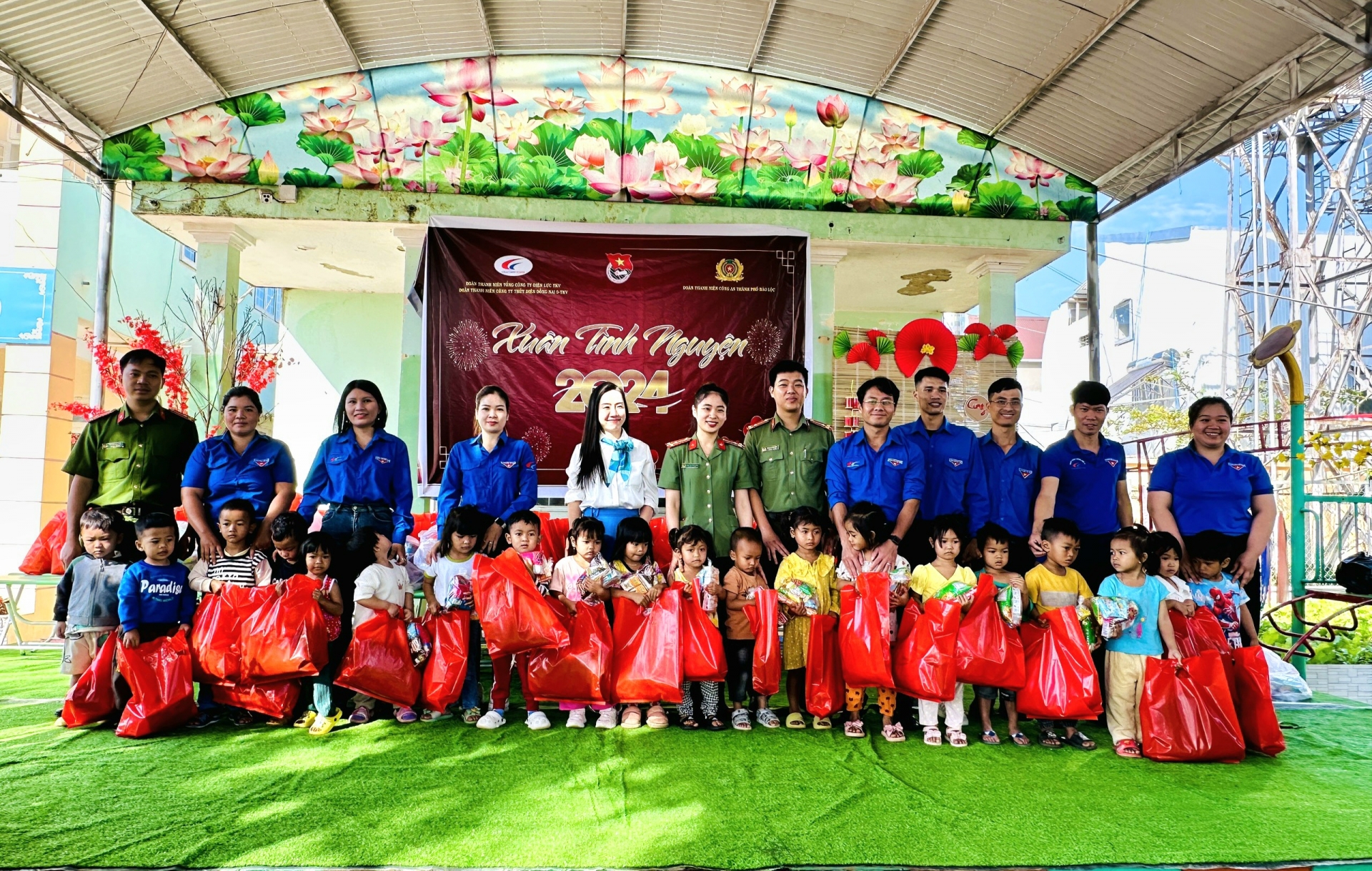 Bảo Lộc: Chương trình Xuân tình nguyện trao tặng 150 phần quà cho thiếu nhi và hộ khó khăn