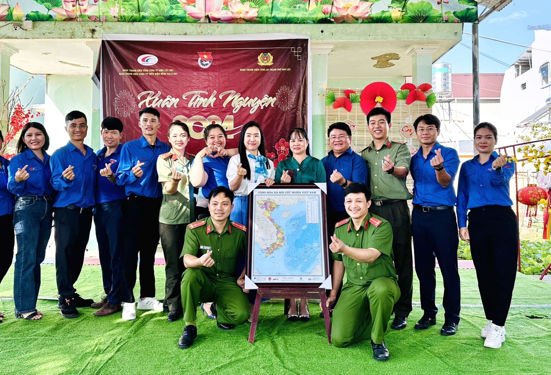 Trao tặng Bản đồ Việt Nam cho Trường Mầm non Đạ Nghịch