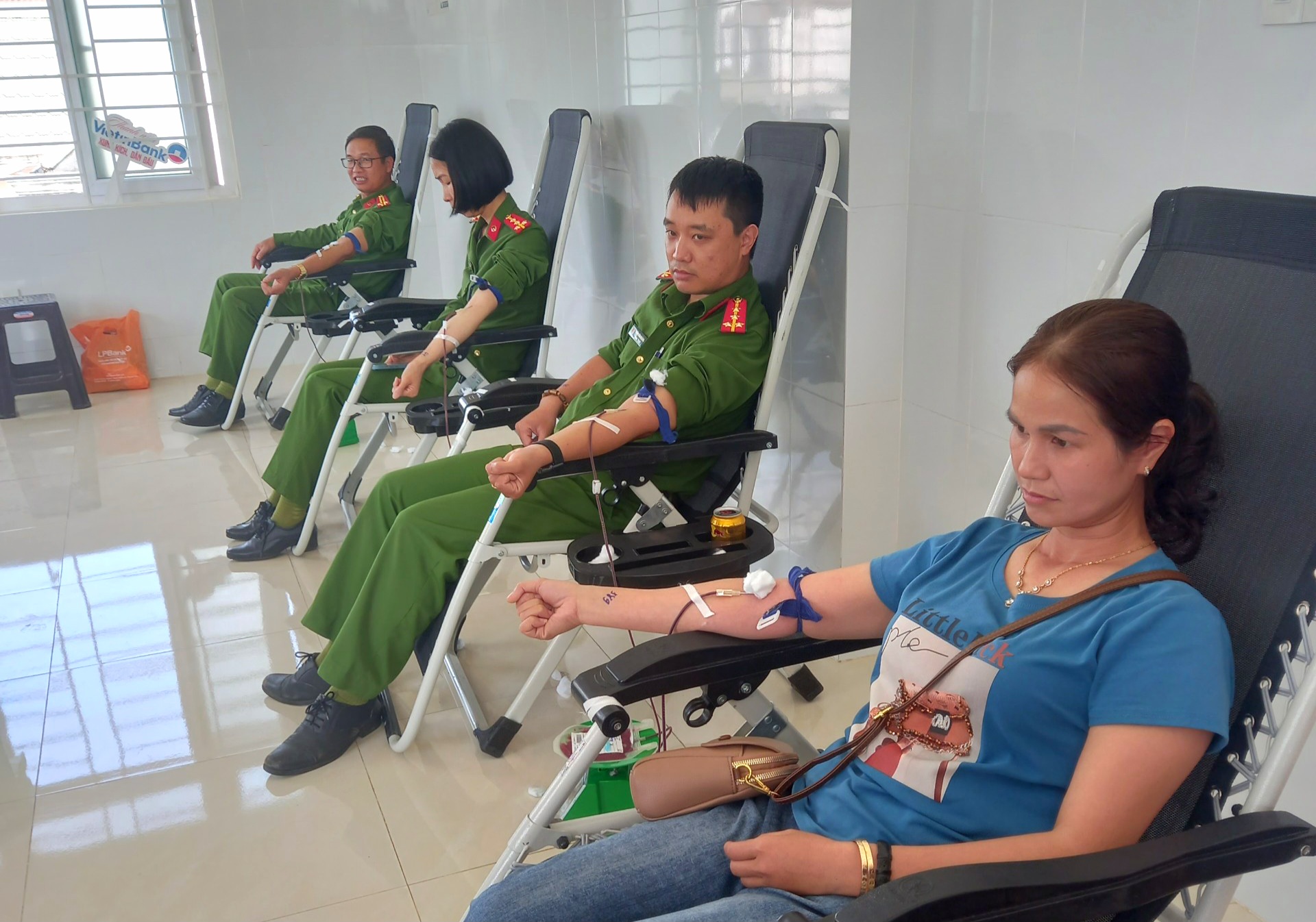 Cán bộ, chiến sĩ Công an xã Lộc Thanh và các tình nguyện viên tham gia hiến máu tại ngày hội