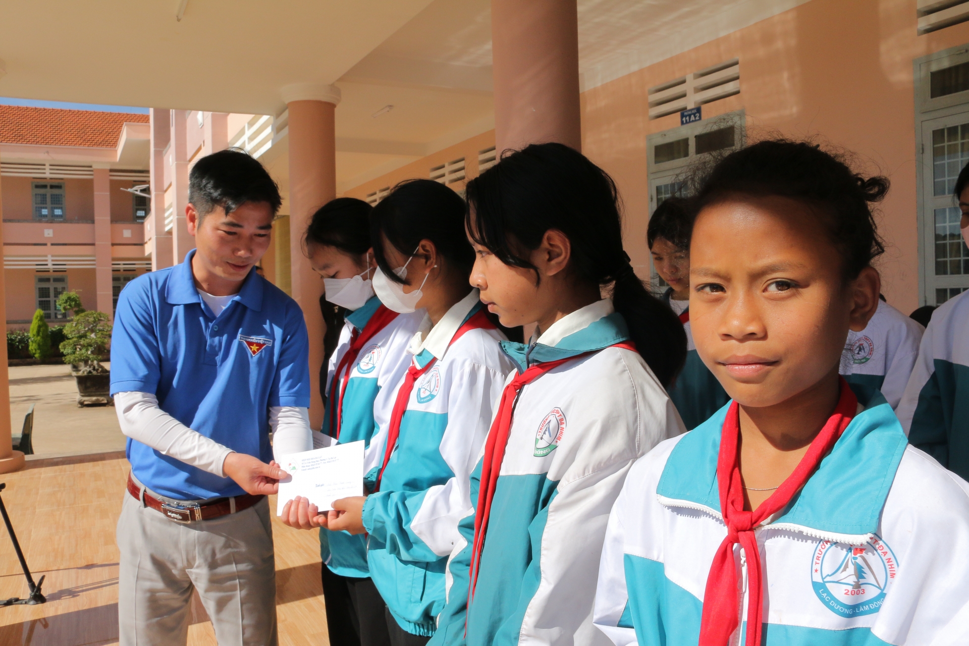Phó Bí thư phụ trách Đoàn Khối các cơ quan tỉnh Trần Kiên Cường trao quà cho các em học sinh có hoàn cảnh khó khăn