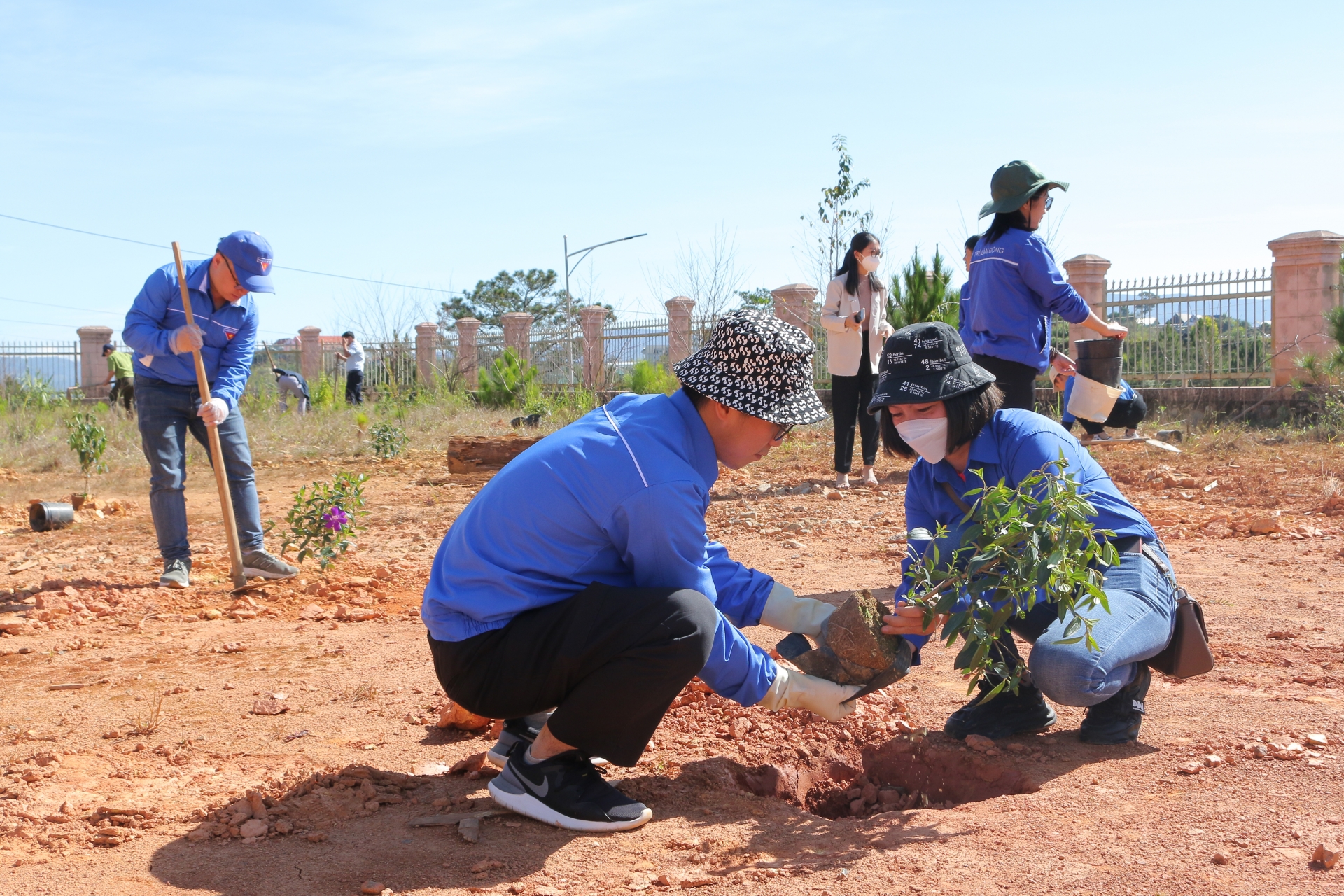 Đoàn viên thanh niên trồng cây xanh tại khuôn viên Trường THCS&THPT Đạ Nhim 