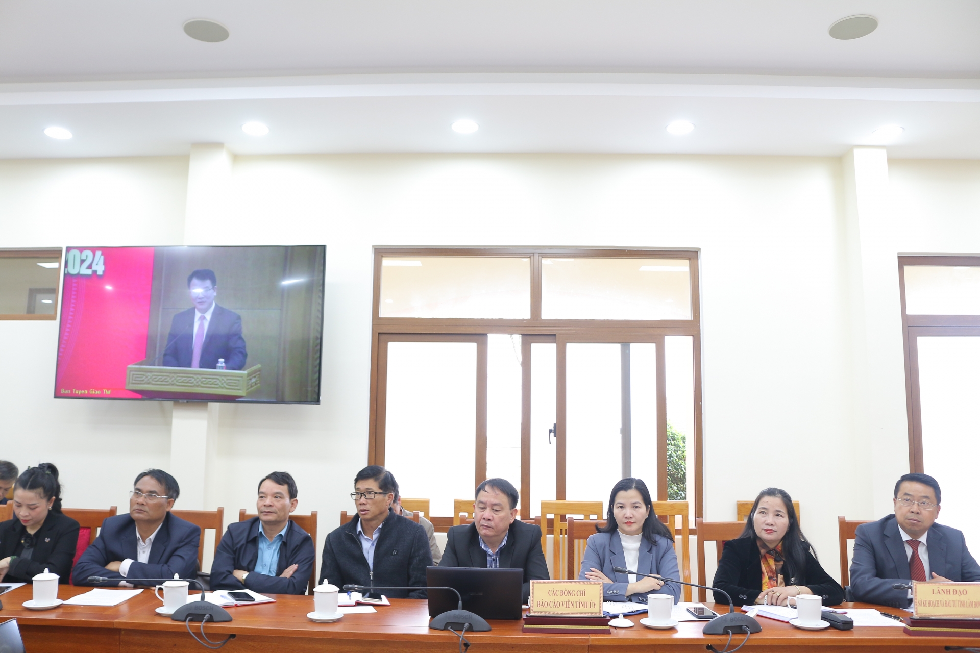 Các đồng chí báo cáo viên Tỉnh ủy tham dự hội nghị tại điểm cầu Lâm Đồng 