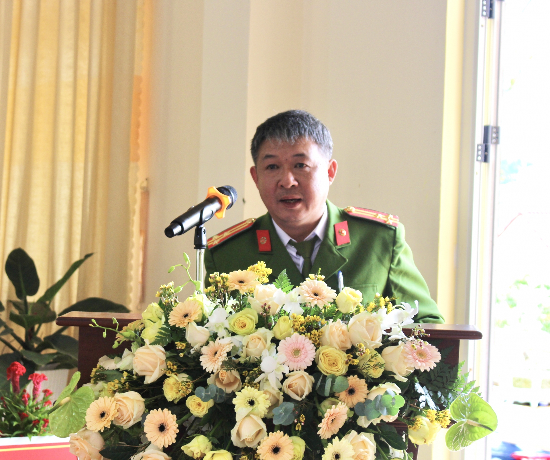 Thượng tá Tào Nguyễn Quang Minh- Trưởng Công an huyện Đơn Dương phát biểu tại hội nghị