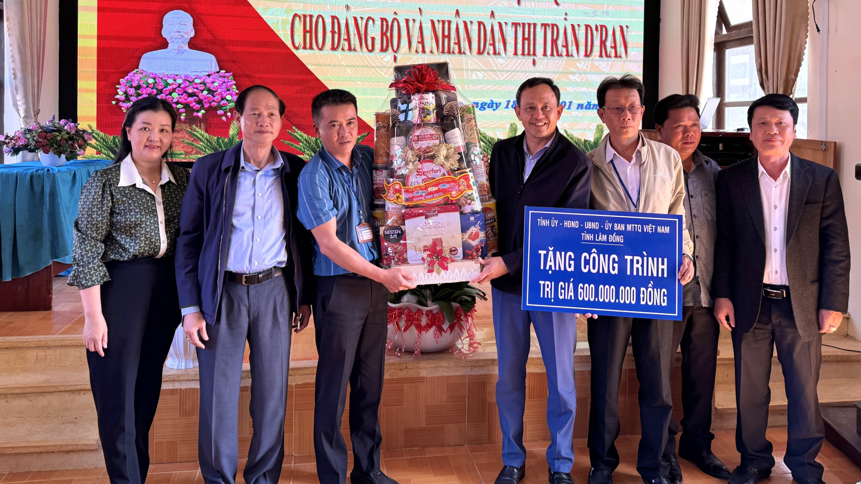 Đoàn công tác trao tặng công trình trị giá 600 triệu cho thị trấn Dran