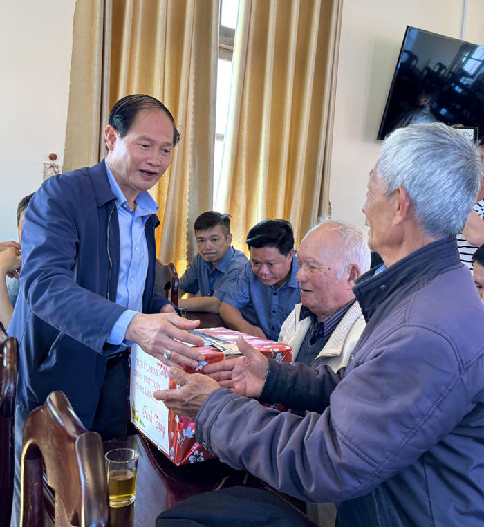 Đồng chí Nguyễn Trọng Ánh Đông - Ủy viên Ban Thường vụ, Trưởng Ban Tổ chức Tỉnh ủy tặng quà chúc Tết cho gia đình chính sách tại thị trấn Dra