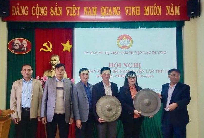 Ủy ban MTTQ Việt Nam huyện Lạc Dương tiếp nhận 1 bộ Chiêng do Thường trực Huyện ủy trao tặng cho Làng văn hoá truyền thống gắn với phát triển du lịch của dân tộc Cơ ho tại thôn Đưng Ksi- xã Đạ Chais