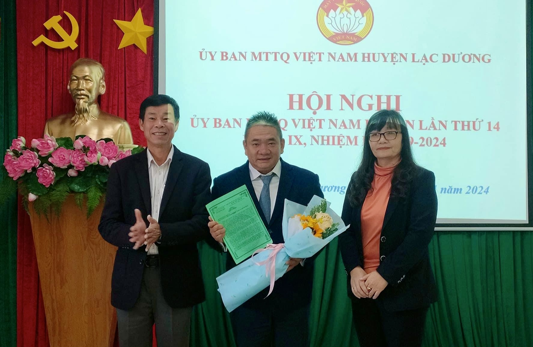 Lãnh đạo Ủy ban MTTQ Việt Nam huyện Lạc Dương tặng hoa và trao thư cảm ơn cho ông Lý Ngọc Lân 