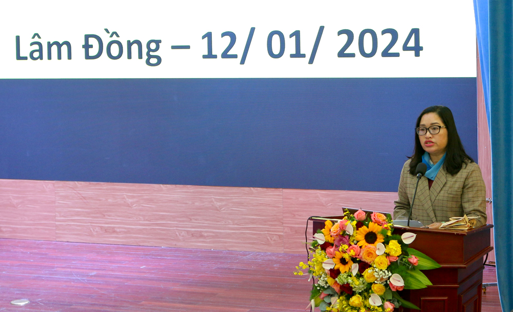 Bà Cil Bri – Phó Chủ tịch Hội LHPN tỉnh Lâm Đồng phát biểu khai mạc lớp tập huấn