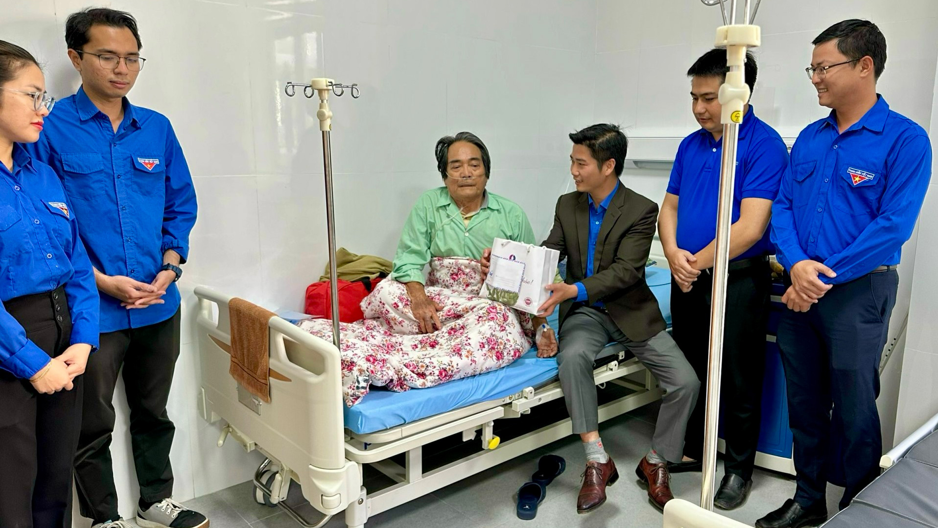 Thăm, tặng quà Anh hùng Lực lương vỹ trang Mai Thanh Minh đang điều trị bệnh tại Bệnh viện Đa khoa Lâm Đồng