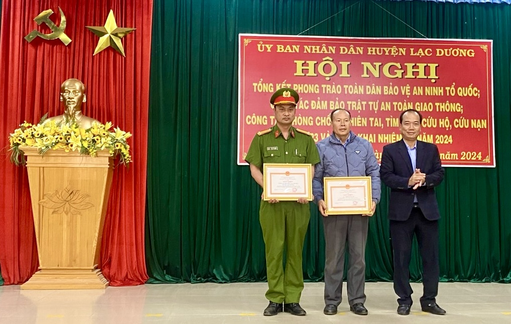 Tặng bằng khen của Công an tỉnh cho các tập thể có thành tích xuất sắc trong Ngày hội Toàn dân bảo vệ ANTQ năm 2023