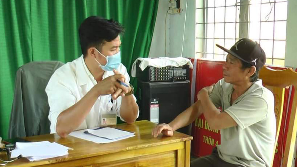 Huyện đoàn Cát Tiên phối hợp cùng CLB Thầy thuốc trẻ khám chữa bệnh cho người dân