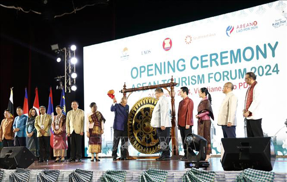 Phó Thủ tướng Lào Kikeo Khaykhamphithoune đánh chiêng khai mạc Diễn đàn Du lịch ASEAN 2024