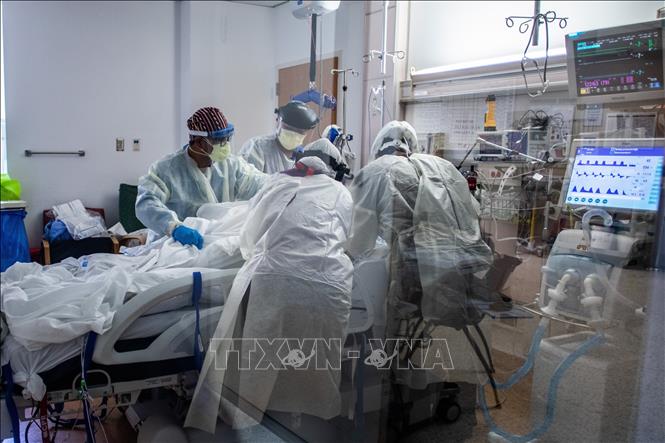 Nhân viên y tế điều trị cho bệnh nhân COVID-19 tại bệnh viện ở Tarzana, California, Mỹ