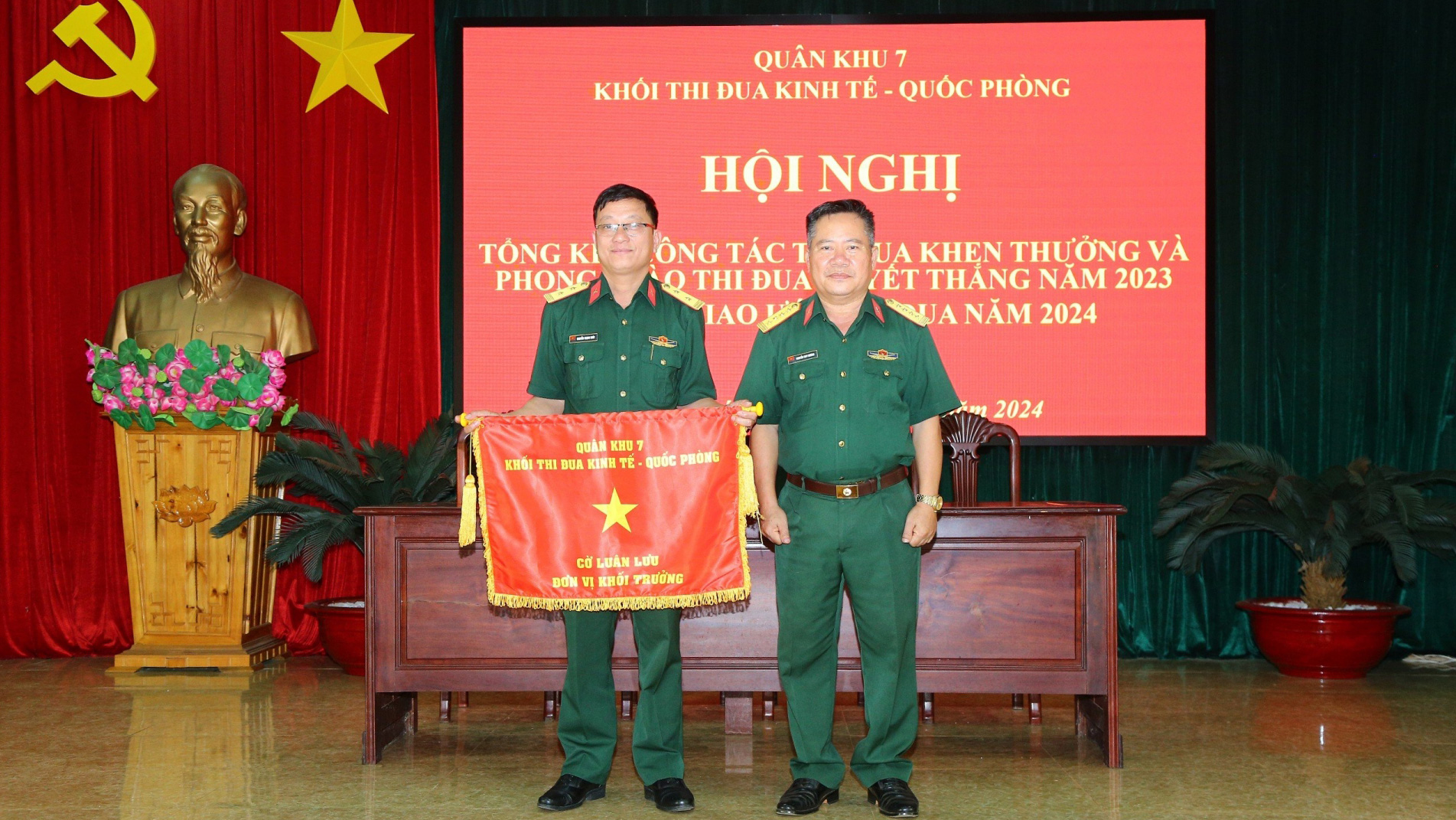 Đoàn KTQP Lâm Đồng nhận cờ luân lưu đơn vị khối trưởng khối thi đua KTQP năm 2024