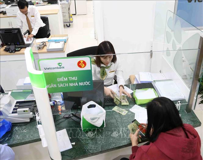 Người dân nộp thuế tại Ngân hàng Vietcombank. Ảnh minh họa