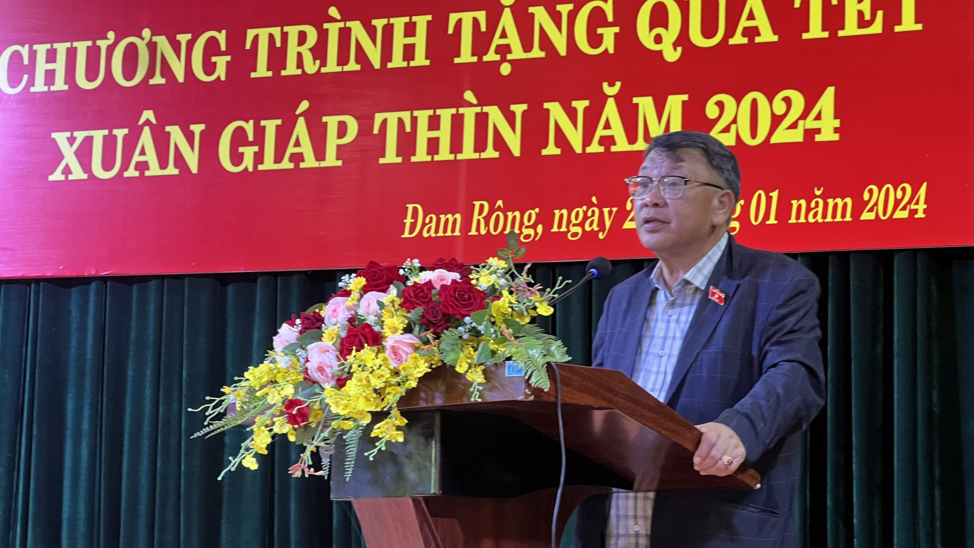 Ông Nguyễn Tạo phát biểu trong lễ trao quà tại huyện Đam Rông