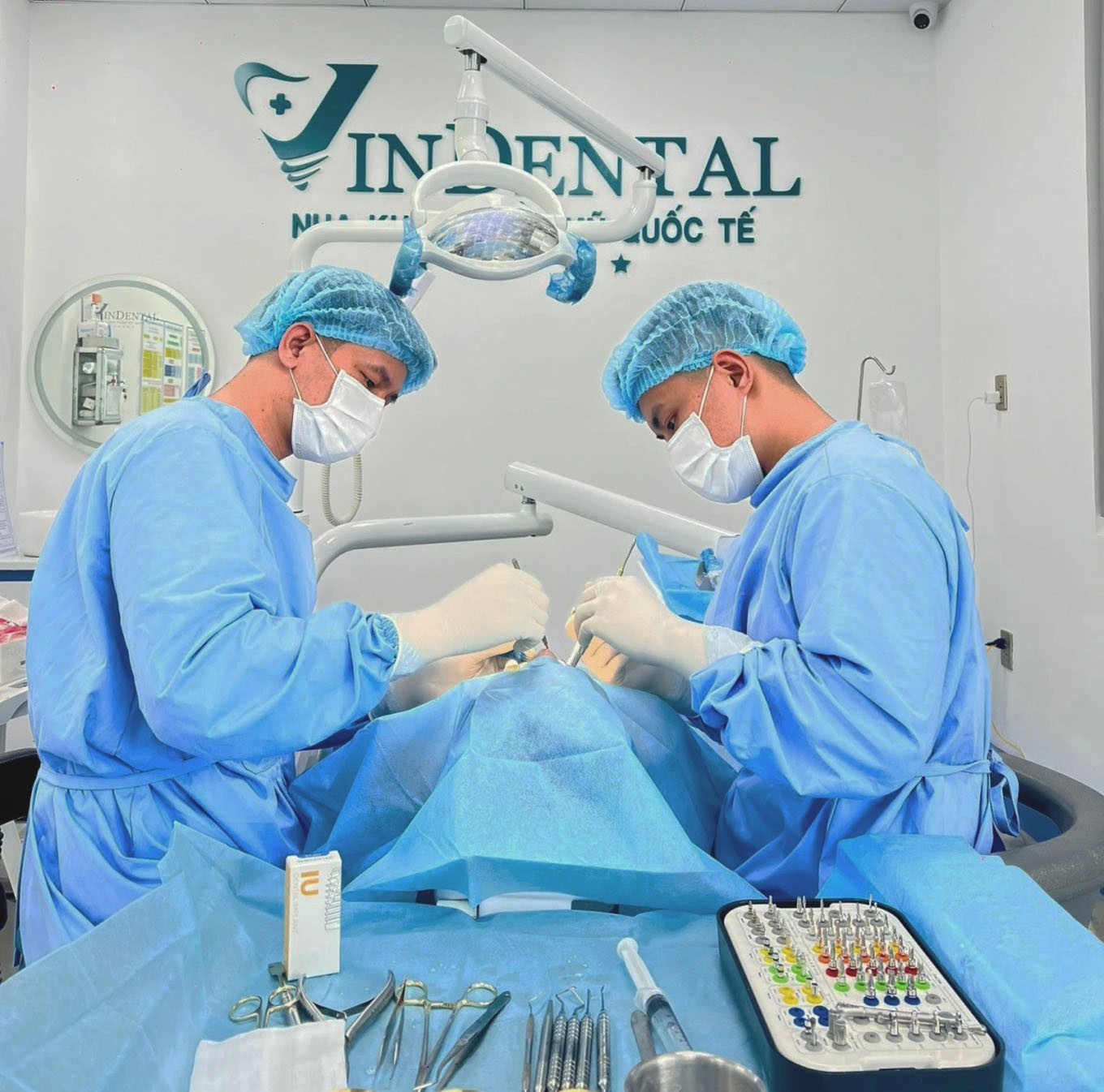 Nha khoa Quốc tế Vindental có ngũ bác sĩ với hơn 10 năm kinh nghiệm trong lĩnh vực nha khoa và máy móc, trang thiết bị được nhập khẩu từ Hàn Quốc và châu Âu, phòng Implant hiện đại, vô trùng, khép kín theo tiêu chuẩn của Bộ Y tế, sử dụng 100% trụ Implant nhập khẩu chính hãng