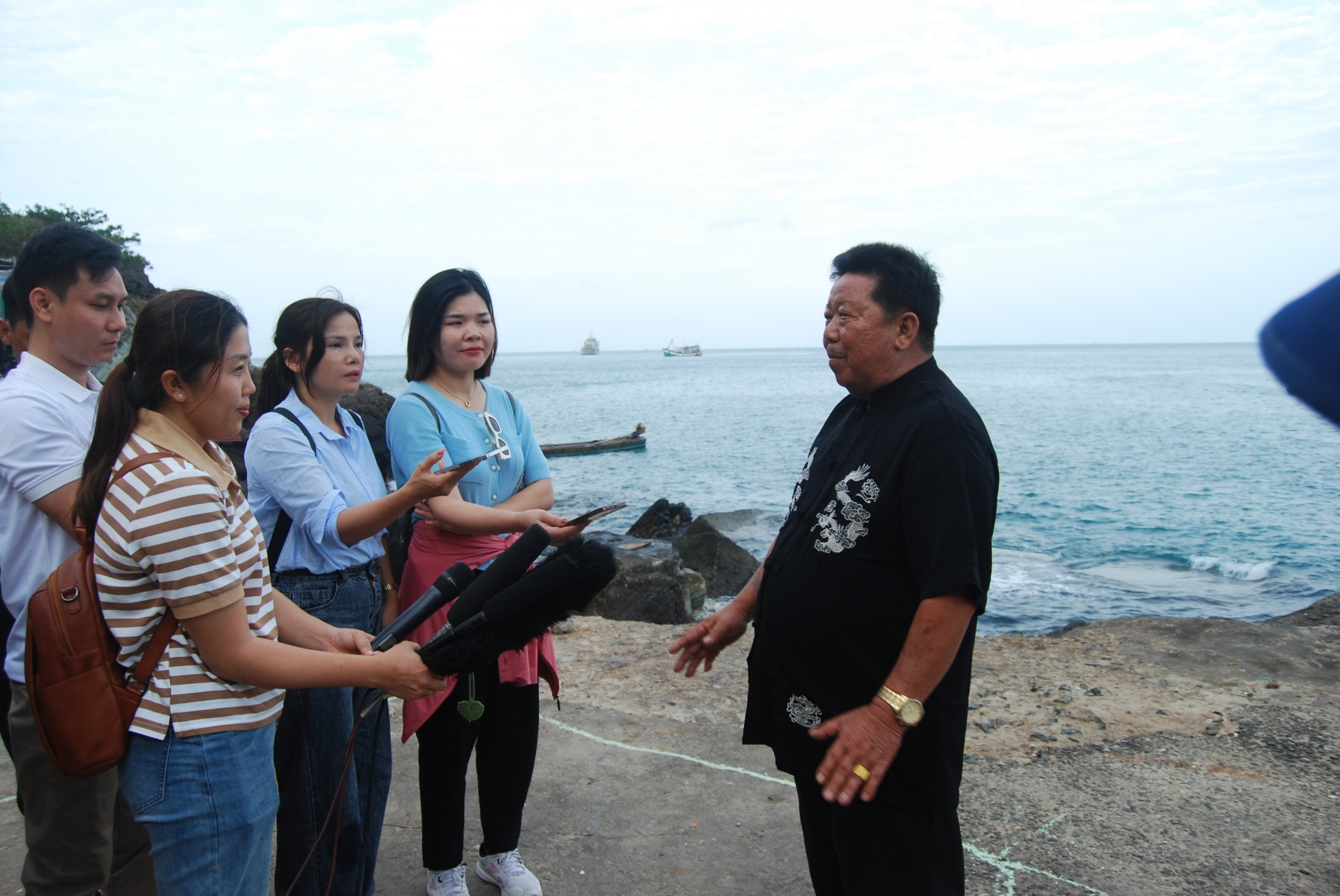 Ông Lê Văn Phương, Giám đốc HTX nuôi cá bốp đảo Hòn Chuối trả lời phòng vấn.