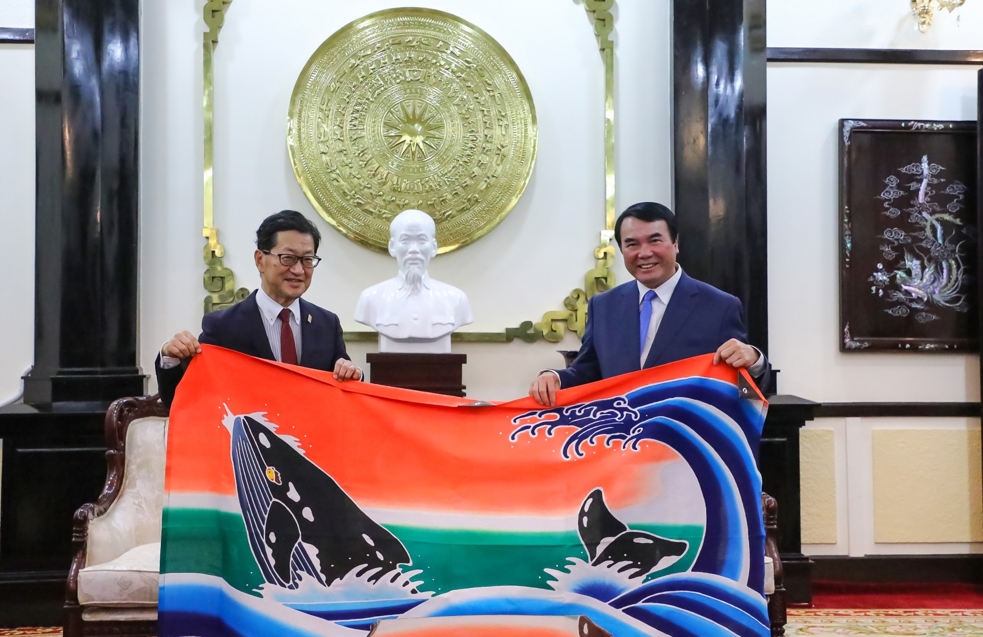 Thống đốc tỉnh Kochi tầng lá cờ hình ơn Voi - biểu tượng của Tỉnh ông