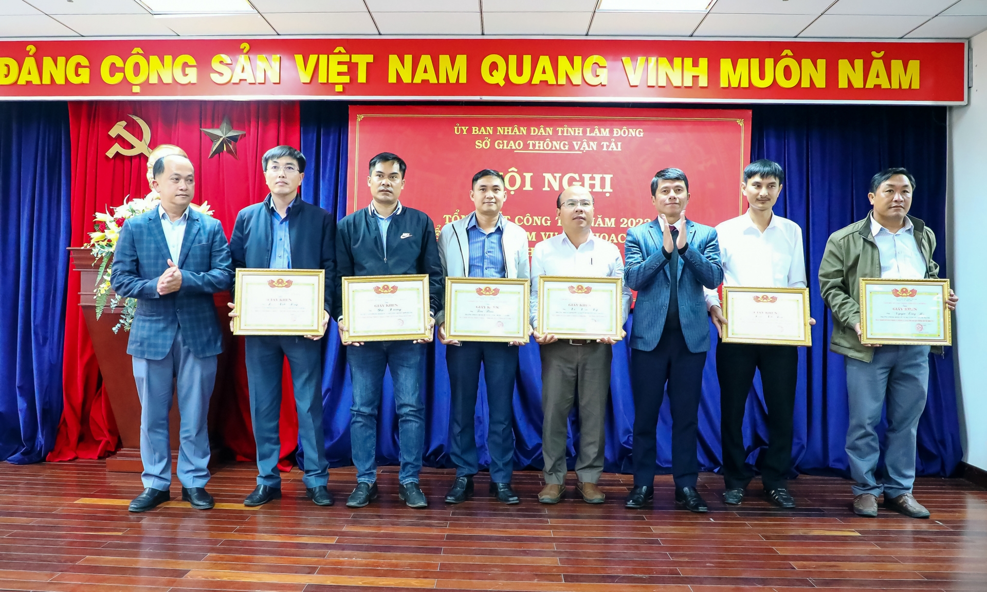 Các Phó Giám đốc Sở GTVT trao giấy khen cho 6 cá nhân có đóng góp tích cực vào công tác giao thông vận tải tỉnh Lâm Đồng năm 2023.