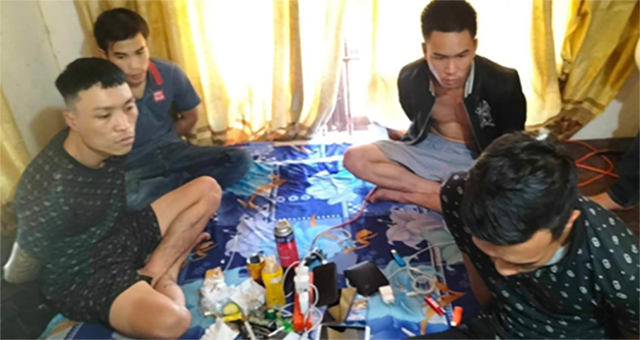 
Các đối tượng Thành Tôn, Vĩnh Anh, Bạt Ý, Tá Thuấn bị bắt quả tang đang tổ chức sử dụng ma túy trái phép
