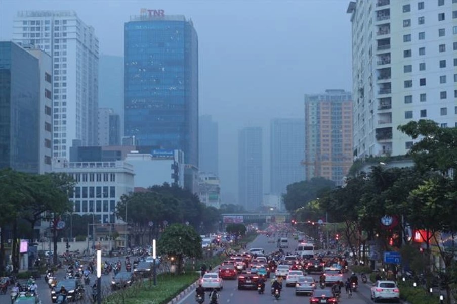 Sương mù bao phủ các toà cao tầng ở Hà Nội khiến tầm nhìn bị hạn chế