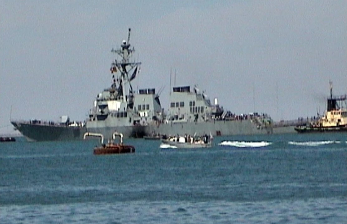 Tàu khu trục USS Cole của Mỹ bị hư hại nghiêm trọng sau một vụ tấn công liều chết trên Vịnh Aden