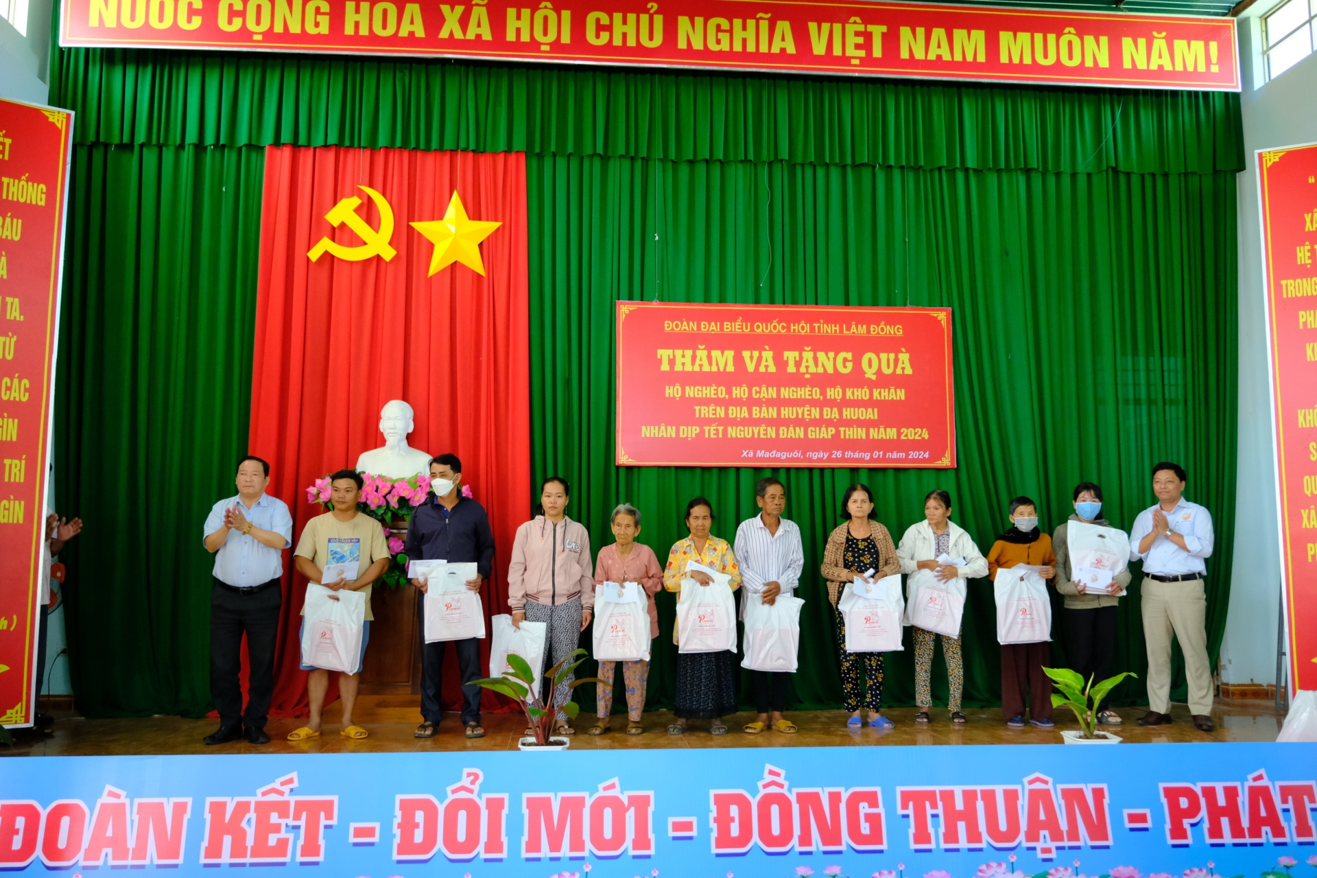 Đại diện Sở Lao động Thương binh và Xã hội tỉnh trao quà cho người dân tại huyện Đạ Huoai. 