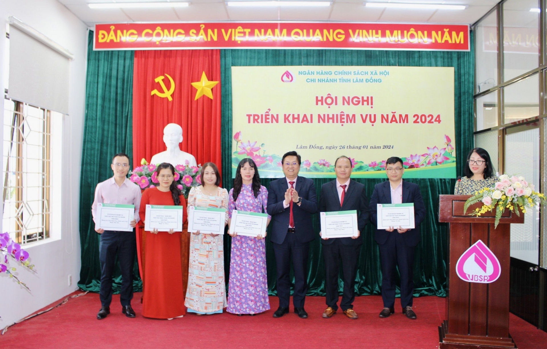 Ông Nguyễn Hữu Quang - Phó Giám đốc trao khen thưởng các đơn vị hoàn thành xuất sắc nhiệm vụ năm 2023