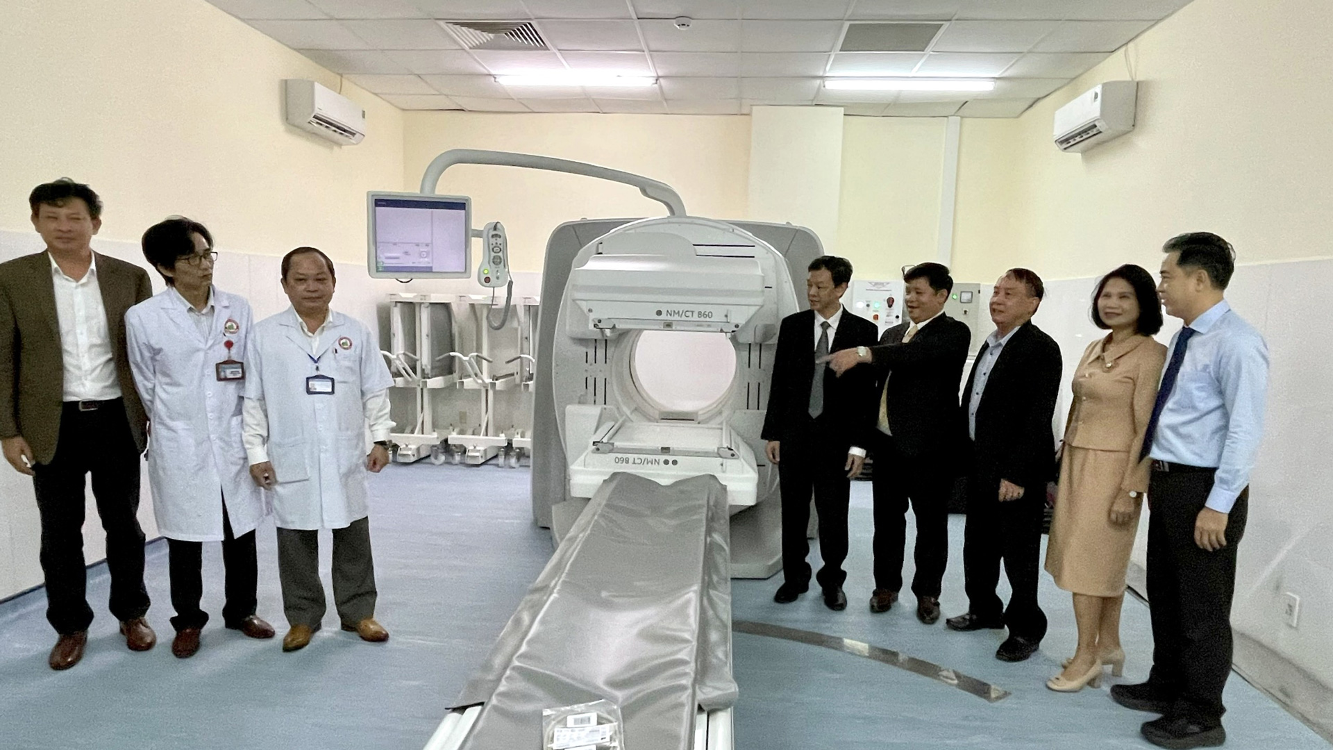 BSCKII Lê Văn Tiến - Giám đốc Bệnh viện Đa khoa Lâm Đồng giới thiệu hệ thống SPECT/CT tại BVĐK Lâm Đồng