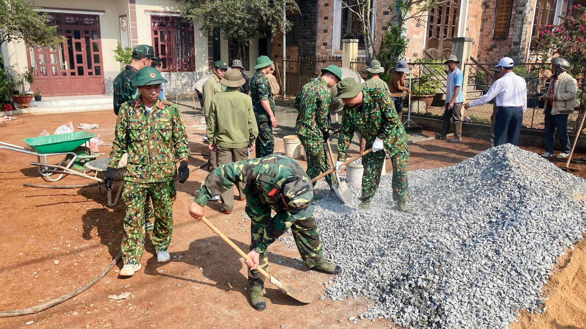 Lực lượng vũ trang huyện Di Linh tham gia công tác dân vận tại xã Đinh Trang Hoà