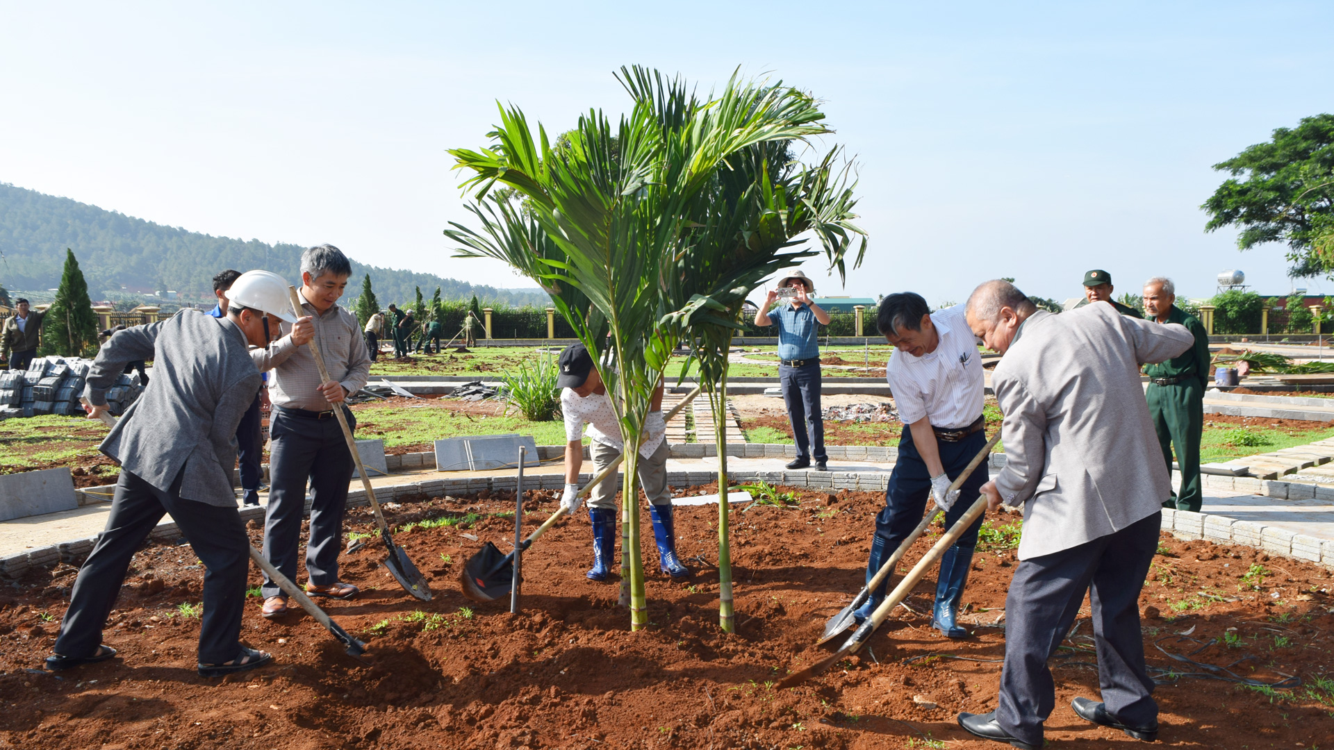 Tết trồng cây được phát động trên địa bàn huyện hàng năm đã được cán bộ và Nhân dân hưởng ứng tích cực