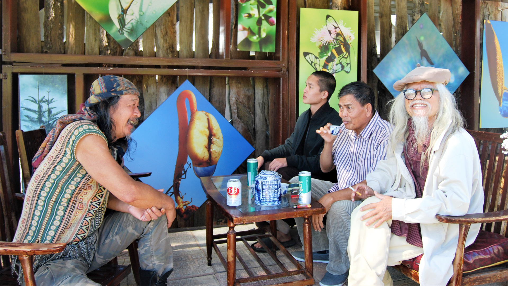 Nhiếp ảnh gia MPK (bên trái) trò chuyện với khách thưởng lãm ảnh nghệ thuật triển lãm của mình tại Vườn Nắng Lạnh Đà Lạt