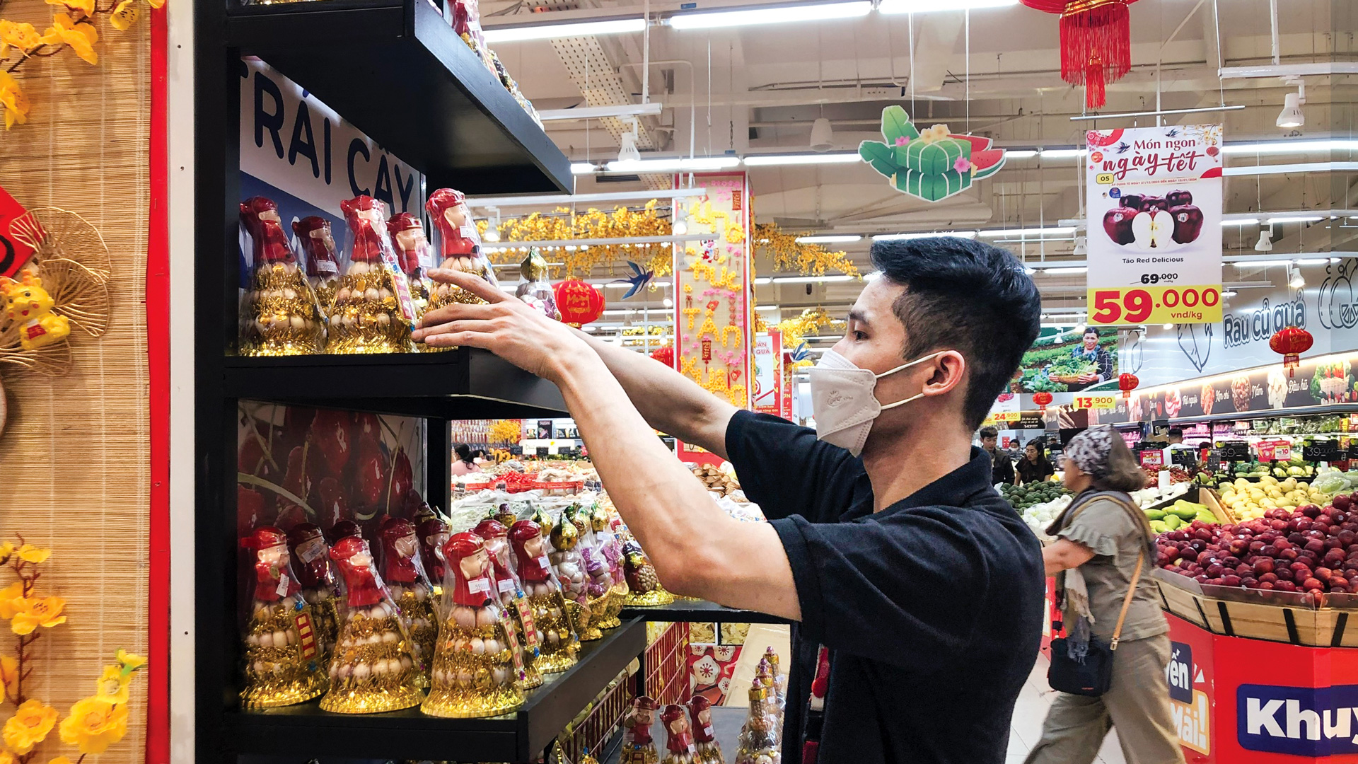 Người lao động siêu thị GO Đà Lạt trang trí đón Tết Âm lịch 2024