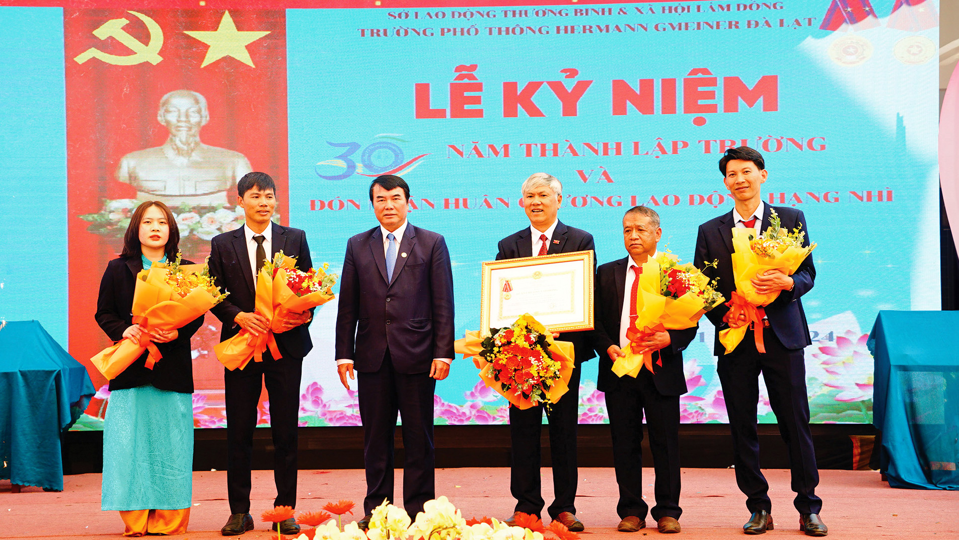 Phó Chủ tịch UBND tỉnh Phạm S, trao Huân chương Lao động hạng Nhì cho tập thể Trường Hermann Gmeiner. Ảnh: M.Đạo