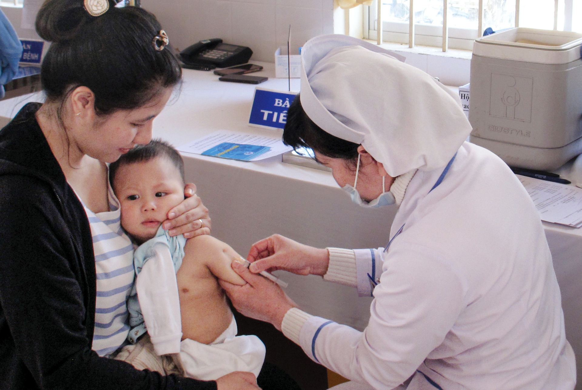 Tiêm vắc xin phòng bệnh truyền nhiễm cho trẻ em tại Phường 4 - TP Đà Lạt