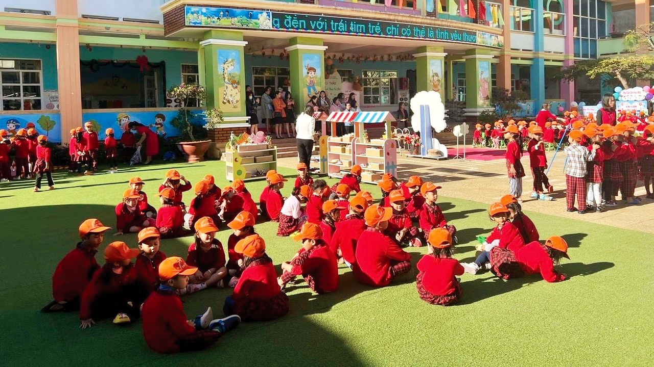 Các trường mầm non trên địa bàn huyện Lạc Dương thường xuyên tổ chức các hoạt động cho trẻ trải nghiệm, khám phá,
phát huy năng lực, sở trường để phát triển toàn diện