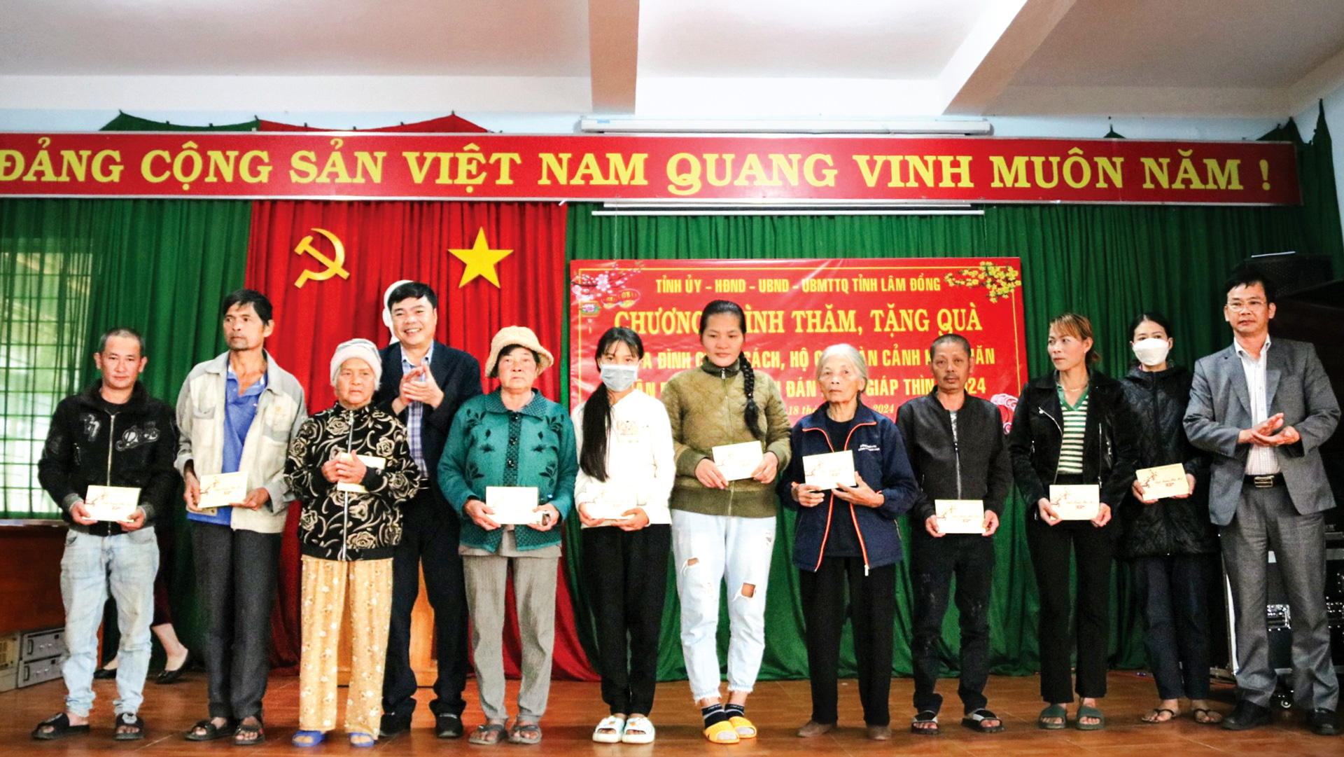 Các gia đình chính sách, người có công với cách mạng luôn được huyện Lâm Hà
quan tâm, hỏi thăm trong những dịp lễ, tết