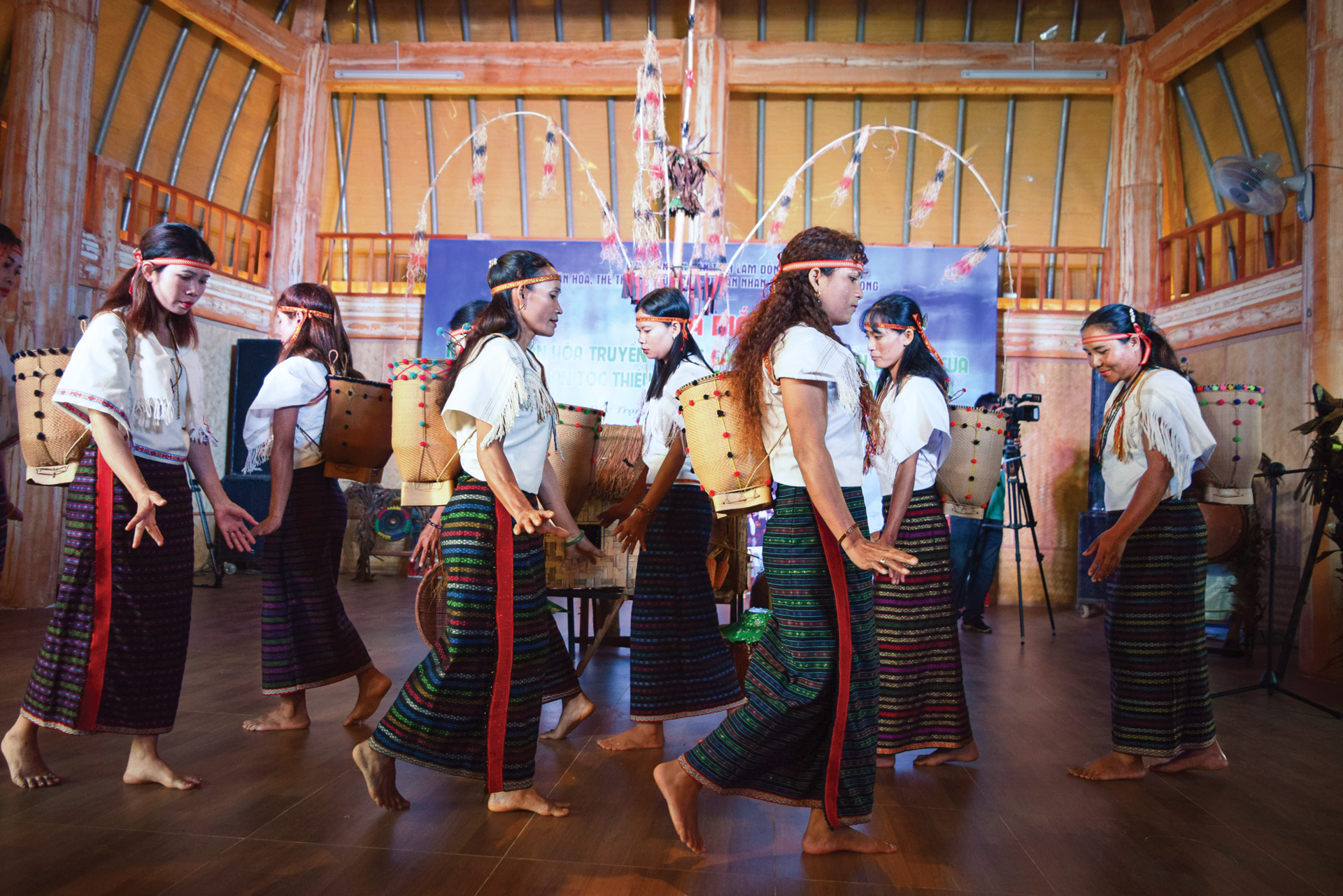 Các thành viên CLB sinh hoạt Văn hóa cồng chiêng xã Tà Hine biểu diễn tại lễ ra mắt
