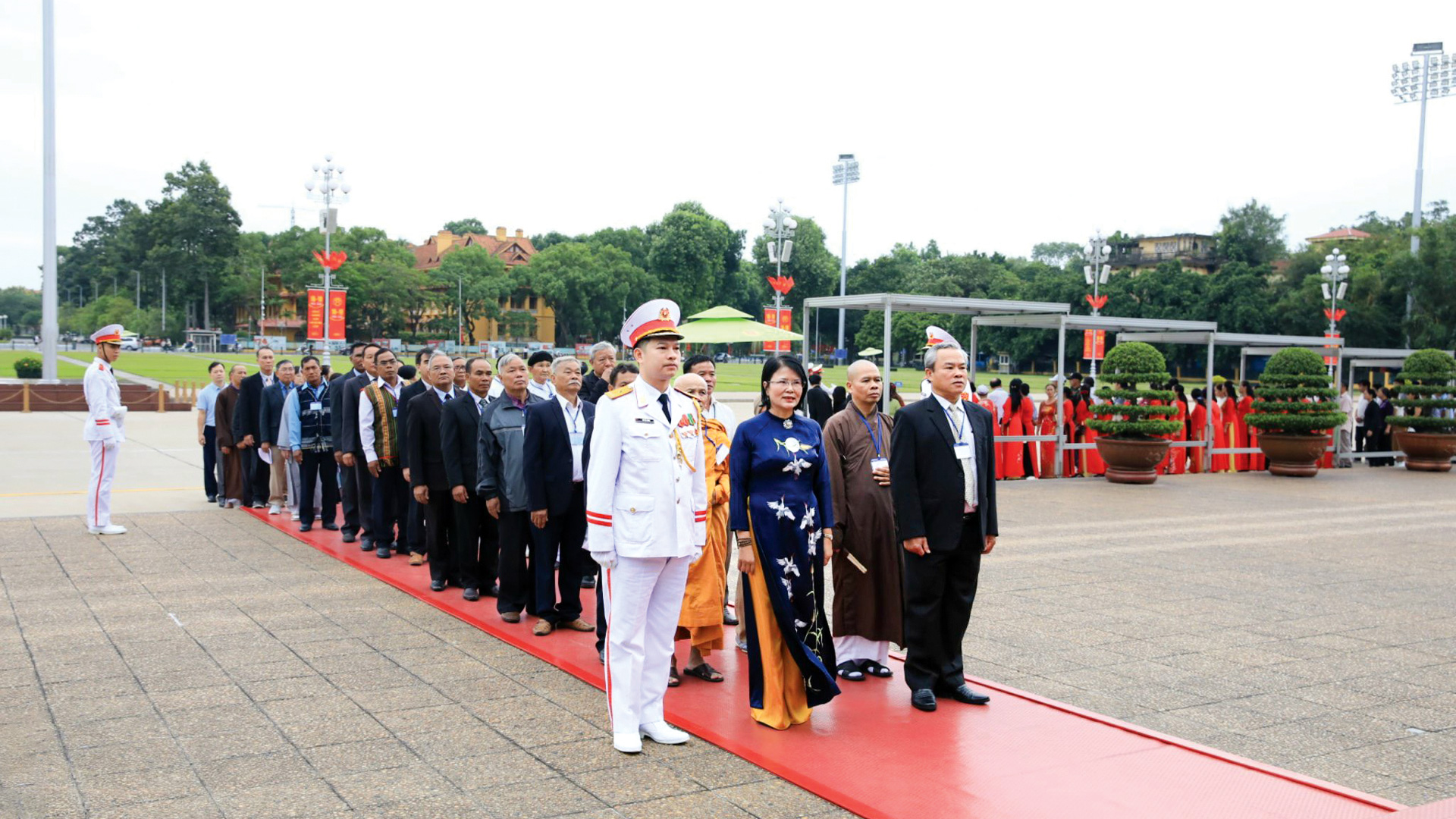 Đoàn đại biểu MTTQ và các đại biểu DTTS vào viếng lăng Chủ tịch Hồ Chí Minh tại Thủ đô Hà Nội