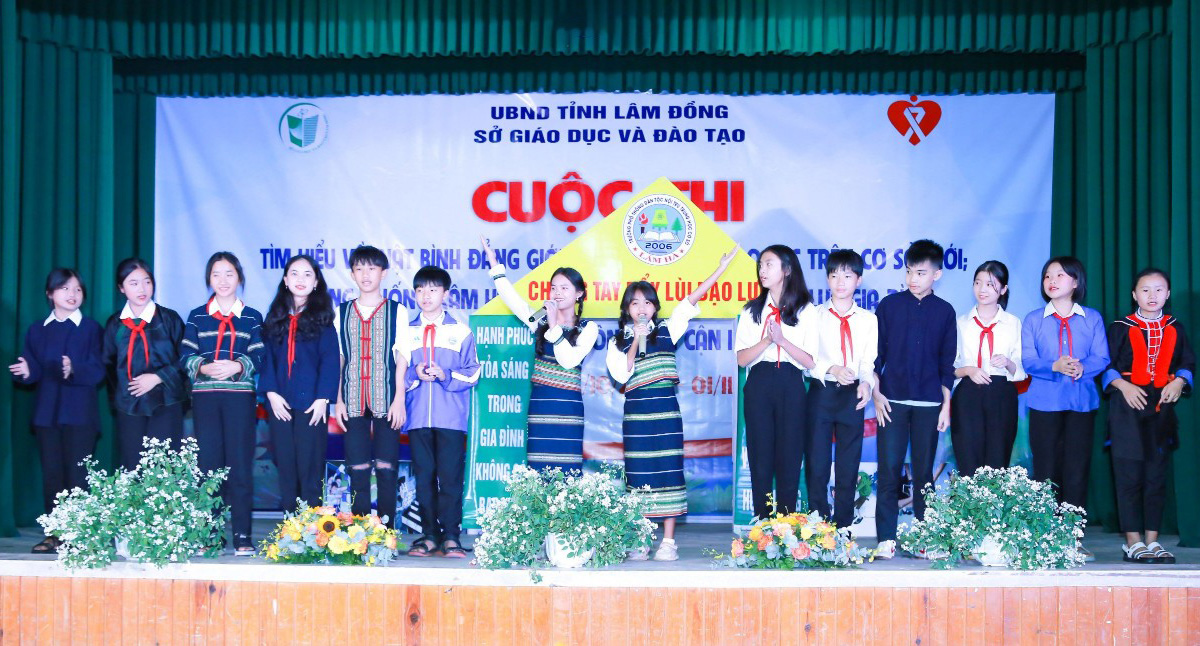 Học sinh Trường DTNT THCS huyện Lâm Hà tham gia Cuộc thi tìm hiểu về Bình đẳng giới, phòng, chống bạo lực trên cơ sở giới