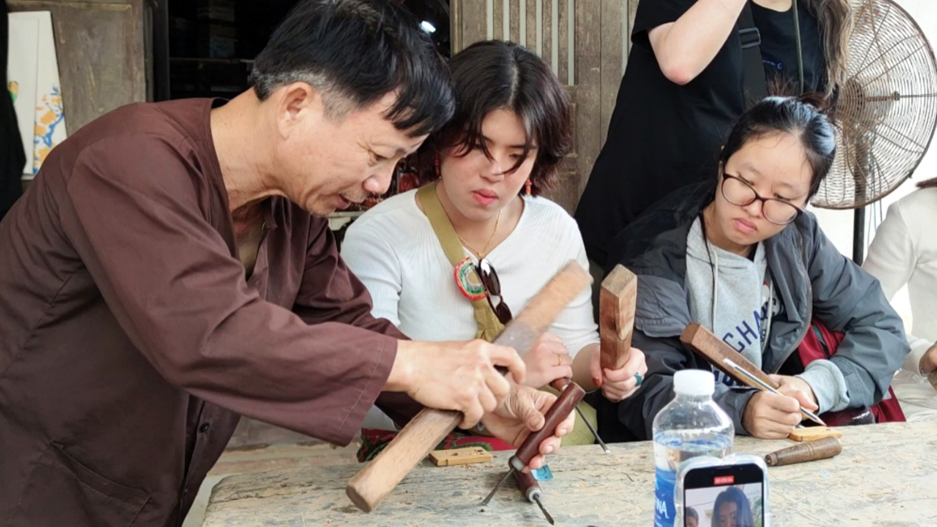 Nghệ nhân Ưu tú Huỳnh Sướng hướng dẫn các bạn sinh viên
Hồng Kông - Trung Quốc trải nghiệm nghề mộc