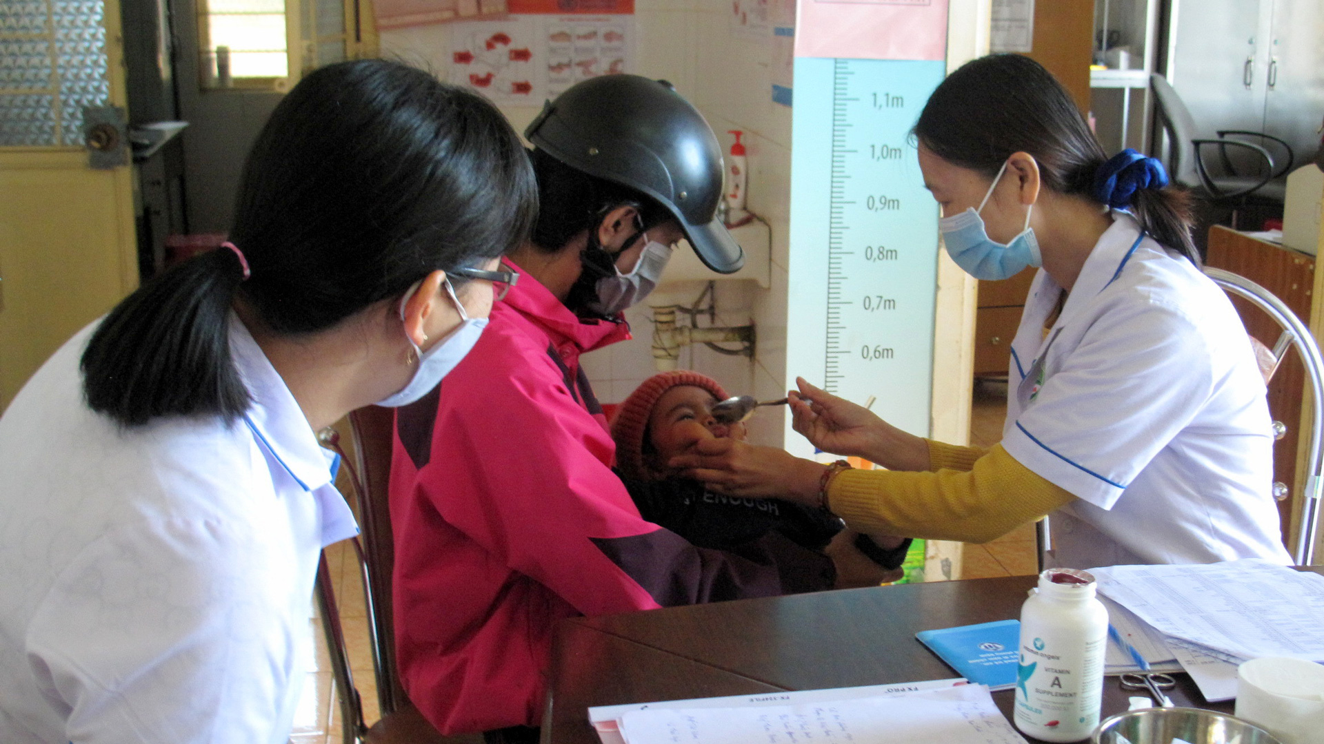  Cho trẻ uống vitamin A tại Trạm Y tế xã Đinh Lạc (Di Linh)