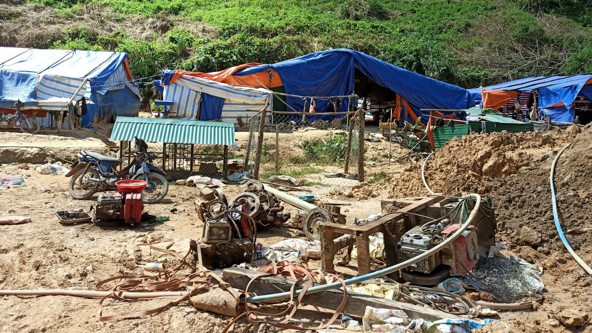 Lực lượng Công an huyện Đức Trọng triệt phá các điểm khai thác quặng vàng trái phép tại địa bàn giáp ranh huyện Bắc Bình, Bình Thuận
