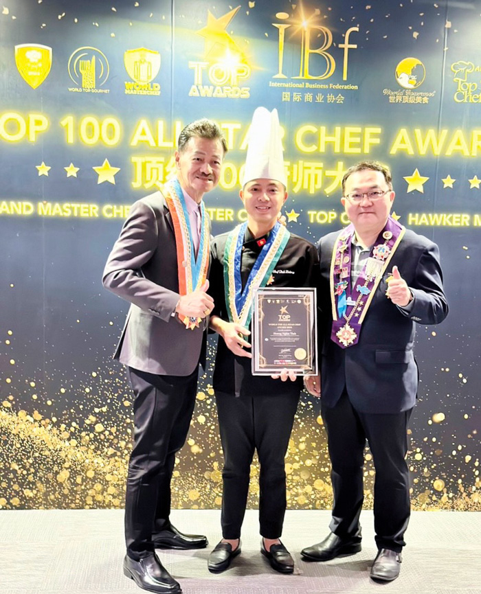 Đầu bếp Hoàng Nghĩa Tịnh nhận giải Đầu bếp toàn sao 2023
tại Singapore, tháng 11/2023